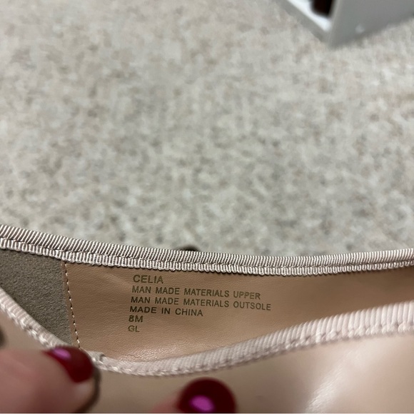 AEROSOLES Women's Two-Tone Tan & Black Flats - Picture 4 of 6